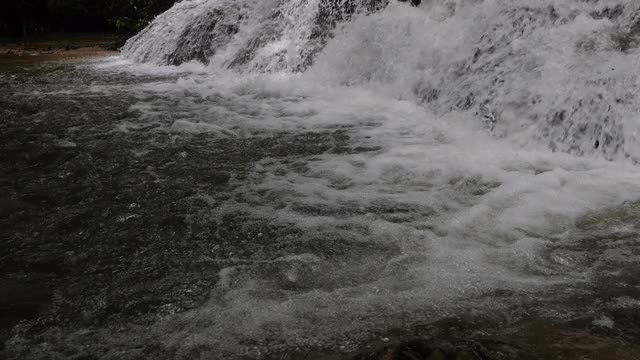 视频瀑布从山顶流下，4k瀑布视频，水流清澈视频素材