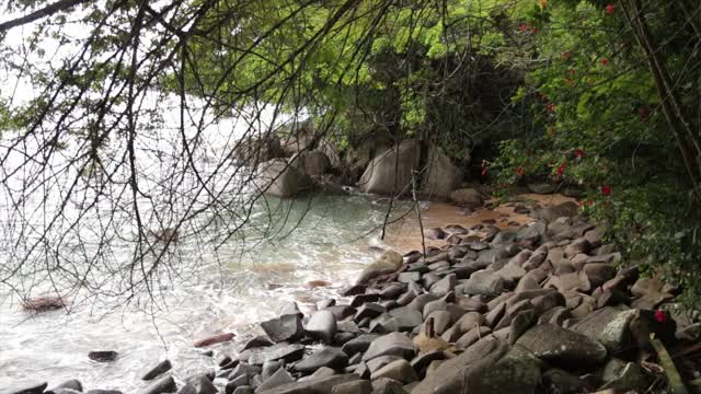 海浪撞击海滩上的岩石。视频素材