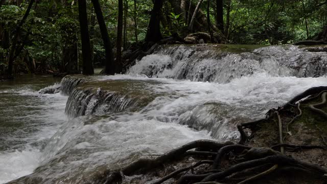 视频瀑布从山顶流下，4k瀑布视频，水流清澈视频素材