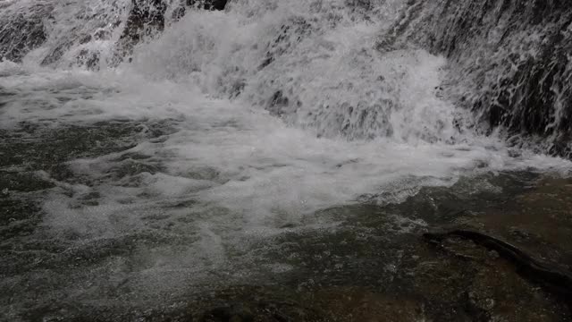 视频瀑布从山顶流下，4k瀑布视频，水流清澈视频素材