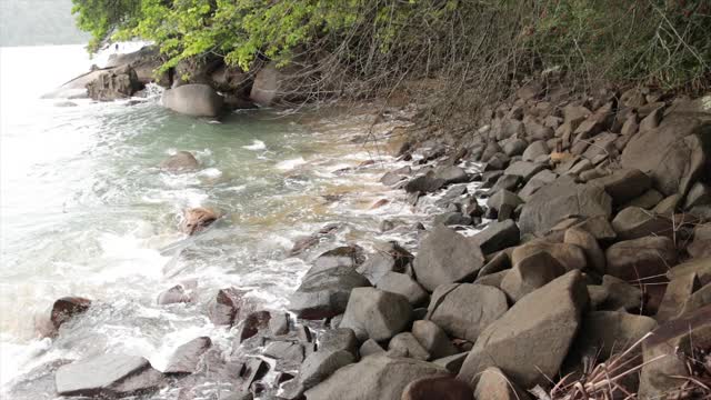 海浪撞击海滩上的岩石。视频素材