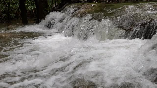 视频瀑布从山顶流下，4k瀑布视频，水流清澈视频素材