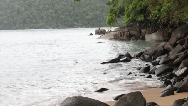 海浪撞击海滩上的岩石。视频素材