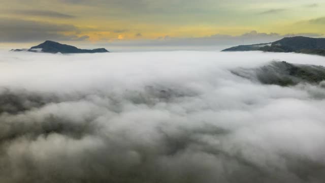 鸟瞰图上的云和天空在日出的时间和云雾的运动之间的山脉，灵感的概念视频素材