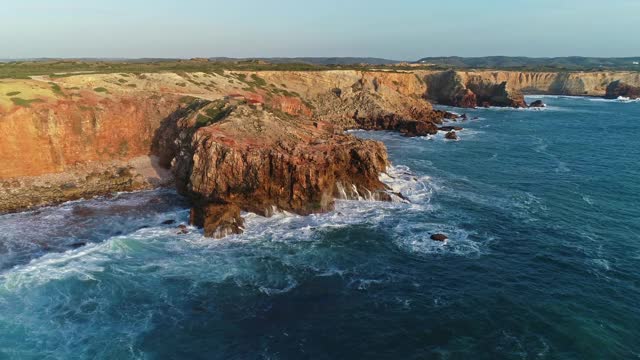 鸟瞰图与岩石和波浪的大西洋海岸视频素材