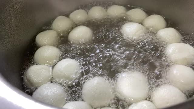 白球(rasgulla)被煮的特写视频下载