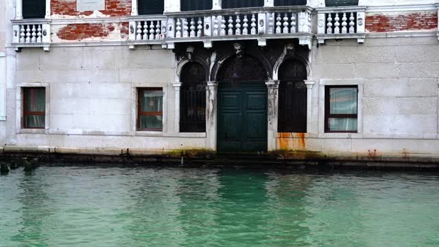 大运河水面上的古老白色建筑视频素材