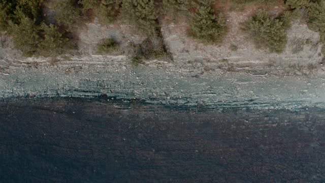 鸟瞰图蓝色海岸和岩石海岸在秋天。黑海，野生自然，无人机在水上飞行视频素材