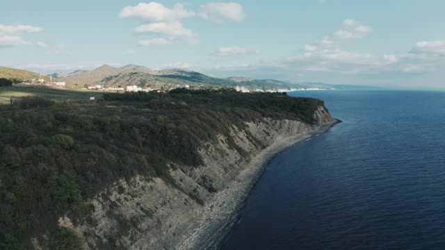 鸟瞰图蓝色海岸和岩石悬崖。黑海，野生自然，无人机在水上飞行视频素材