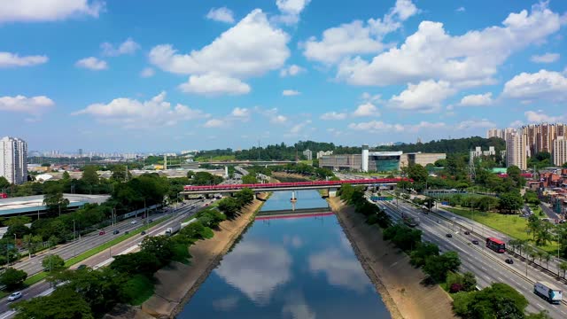 运输航空的场景。高速公路道路景观。城市生活的场景。城市景观。空中区。巴西圣保罗边际铁特路鸟瞰图。高速公路道路。高速公路道路。多车道公路。巴西圣保罗的边际铁特。视频素材