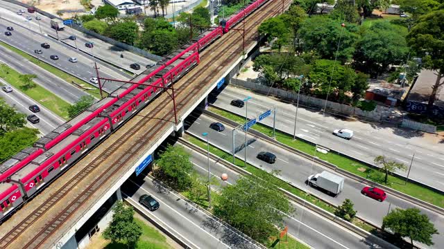 运输航空的场景。高速公路道路景观。城市生活的场景。城市景观。空中区。巴西圣保罗边际铁特路鸟瞰图。高速公路道路。高速公路道路。多车道公路。巴西圣保罗的边际铁特。视频素材