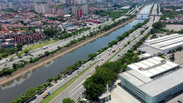 运输航空的场景。高速公路道路景观。城市生活的场景。城市景观。空中区。巴西圣保罗边际铁特路鸟瞰图。高速公路道路。高速公路道路。多车道公路。巴西圣保罗的边际铁特。视频素材