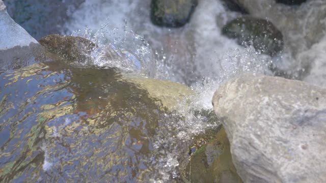 自然水流以180fps的慢镜头向下流动视频素材