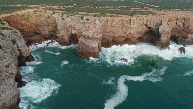 鸟瞰图与岩石和波浪的大西洋海岸视频素材