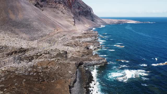 优美的空中海岸线景观。西班牙加那利群岛耶罗岛火山景观中的悬崖和海岸线。高质量4k镜头视频素材