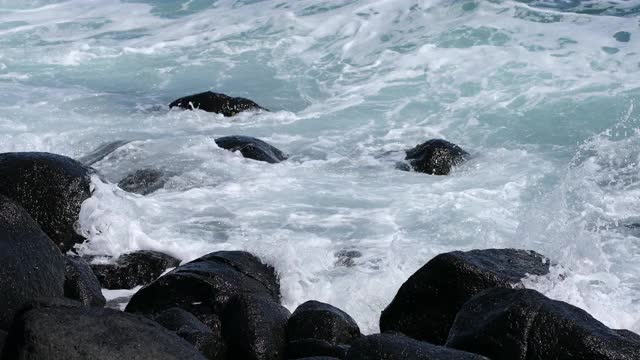 海浪冲击着岩石海岸视频素材