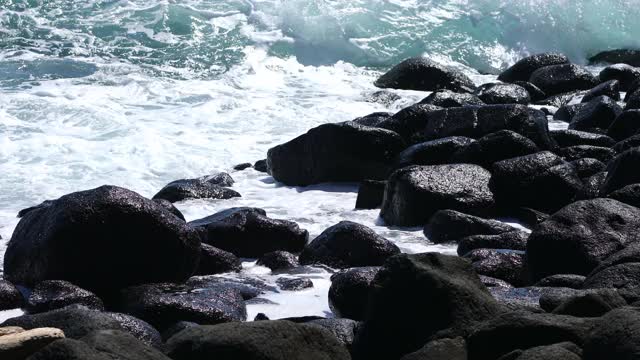 海浪冲击着岩石海岸视频素材