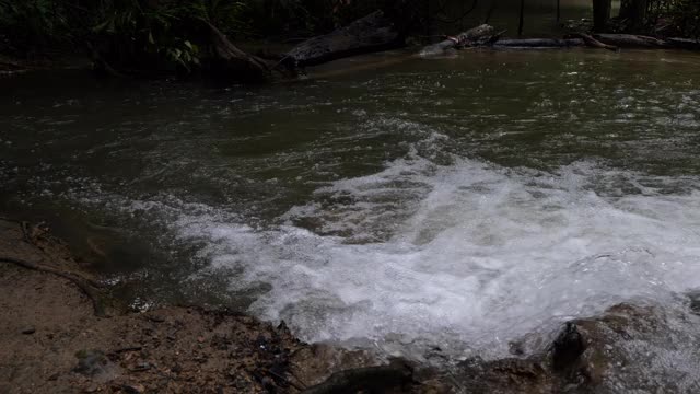 视频瀑布从山顶流下，4k瀑布视频，水流清澈视频素材