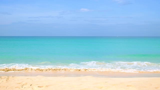 美丽的海浪。夏天在卡塔海滩的海景度假。在泰国普吉岛。4 k UHD。视频素材