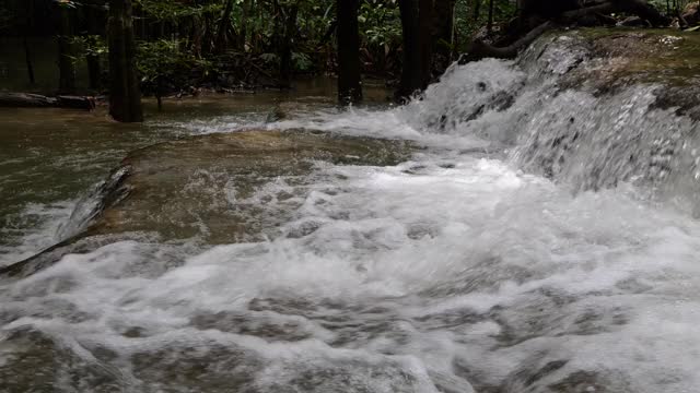 视频瀑布从山顶流下，4k瀑布视频，水流清澈视频素材