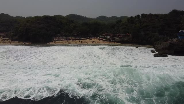 日惹特别行政区Gunung Kidul Regency的Baron Kukup海滩旅游景点的全景视频素材