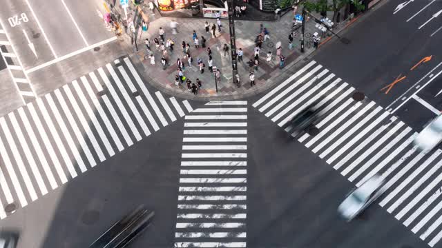 4K延时:日本东京银座人行横道十字路口行人和车流鸟瞰图。视频下载