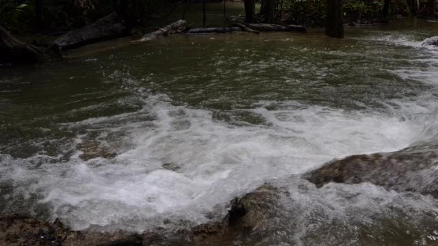 视频瀑布从山顶流下，4k瀑布视频，水流清澈视频素材