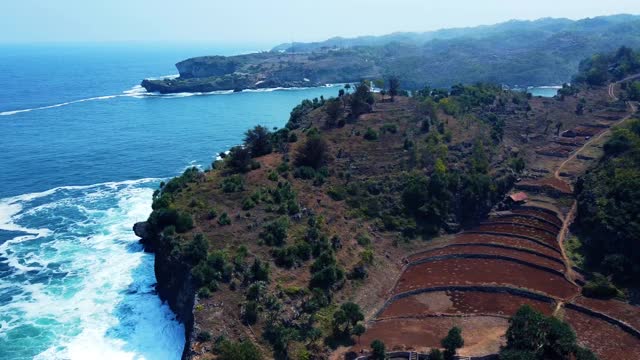 日惹特别行政区Gunung Kidul Regency的Baron Kukup海滩旅游景点的全景视频素材