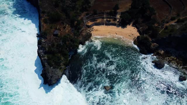 日惹特别行政区Gunung Kidul Regency的Baron Kukup海滩旅游景点的全景视频素材