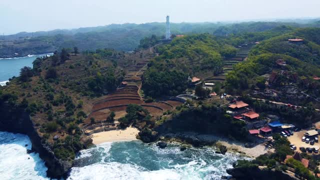 日惹特别行政区Gunung Kidul Regency的Baron Kukup海滩旅游景点的全景视频素材