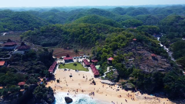 日惹特别行政区Gunung Kidul Regency的Baron Kukup海滩旅游景点的全景视频素材