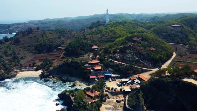 日惹特别行政区Gunung Kidul Regency的Baron Kukup海滩旅游景点的全景视频素材