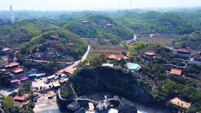 日惹特别行政区Gunung Kidul Regency的Baron Kukup海滩旅游景点的全景视频素材