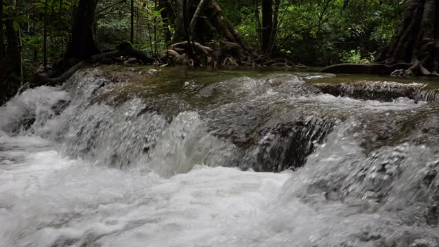 视频瀑布从山顶流下，4k瀑布视频，水流清澈视频素材