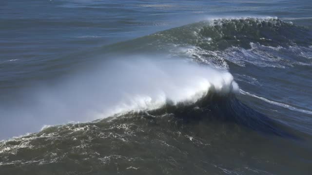 波涛汹涌的海面上波涛翻滚视频素材