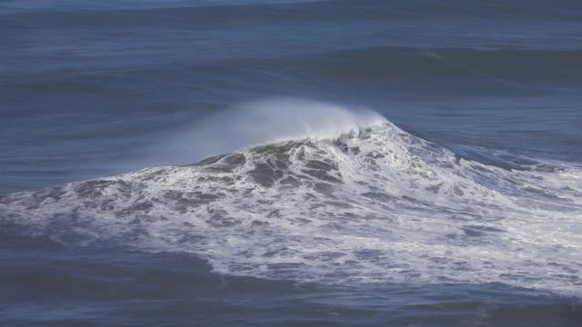 波涛汹涌的海面上翻滚的大浪视频素材