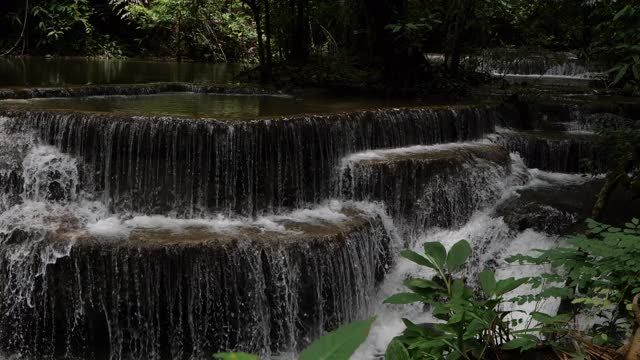 视频瀑布从山顶流下，4k瀑布视频，水流清澈视频素材