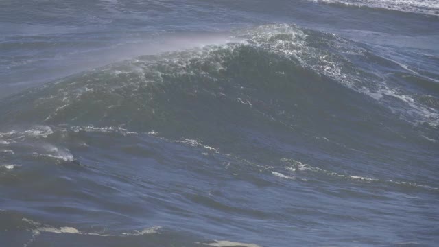 波涛汹涌的海面上翻滚的大浪视频素材