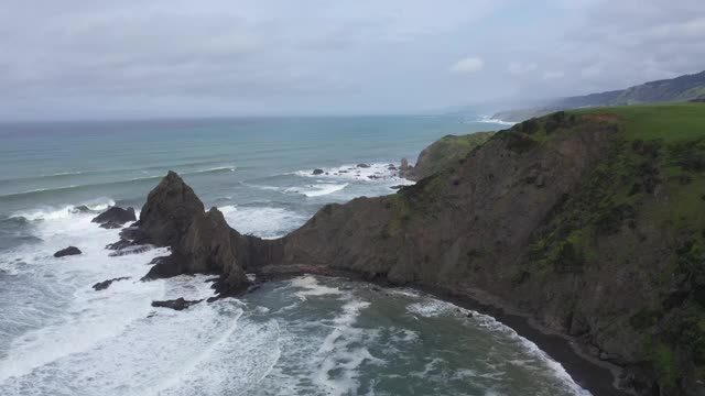 崎岖的加利福尼亚太平洋海岸线和海浪撞击岩石无人机视图视频素材