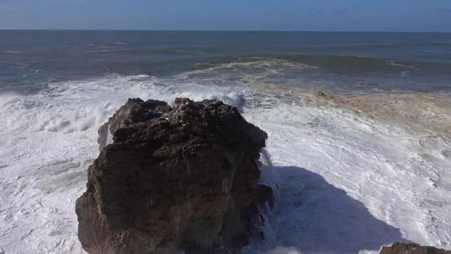 巨浪拍打着海岸线上的岩石视频素材