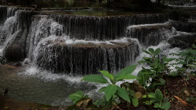 瀑布从山顶流下来的慢动作瀑布视频，水晶莹剔透视频素材