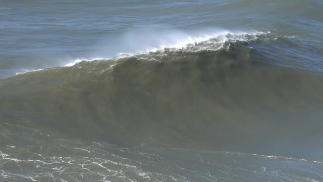 波涛汹涌的海面上翻滚的大浪视频素材