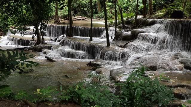 视频瀑布从山顶流下，4k瀑布视频，水流清澈视频素材