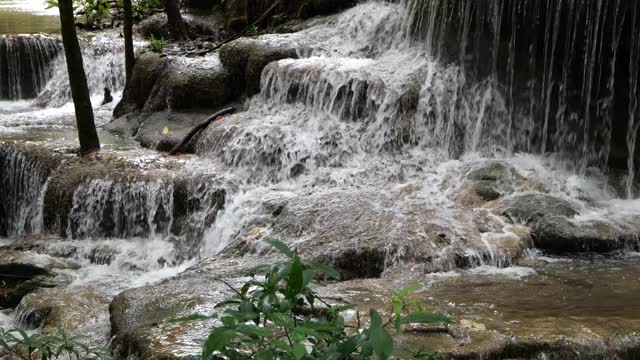 视频瀑布从山顶流下，4k瀑布视频，水流清澈视频素材