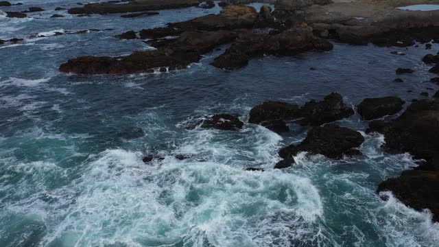 崎岖的加利福尼亚太平洋海岸线和海浪撞击岩石无人机视图视频素材