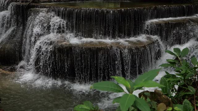 视频瀑布从山顶流下，4k瀑布视频，水流清澈视频素材