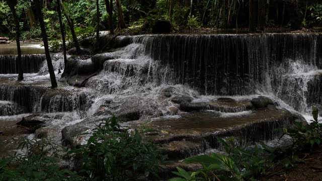 视频瀑布从山顶流下，4k瀑布视频，水流清澈视频素材