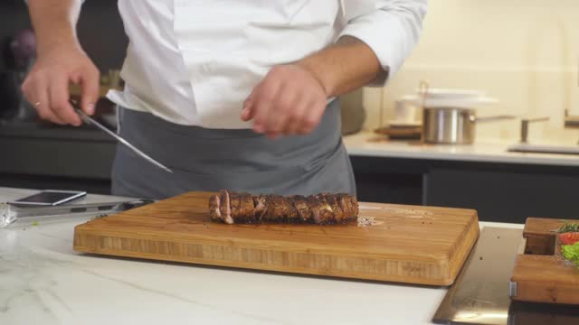 烧烤肉排食谱。厨师在餐厅厨房供应烤牛排拼盘与蔬菜。准备美味佳肴。男人在餐厅做饭。咖啡馆里的烤菜。视频素材