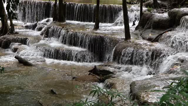 视频瀑布从山顶流下，4k瀑布视频，水流清澈视频素材