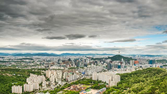 韩国首尔西大门区西大门监狱和Jung区北首尔塔周围的城市景观，安山/西大门谷视频素材